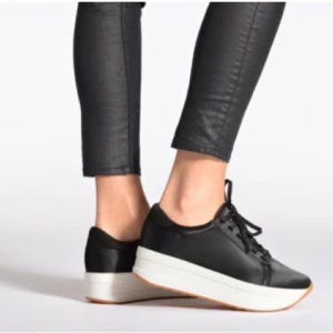  - Vagabond Casey sneakers. Så snygga till våren!! Strl 37. Använda lite så i fint skick. Finns ännu i butik och på hemsidor för 699:-. Säljer för halva priset!