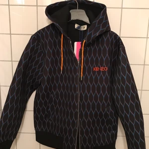  - Huvjacka/tröja från Kenzo X H&M 
Killmodell Storlek XS
Kan mötas vid TC
Kan skicka via post