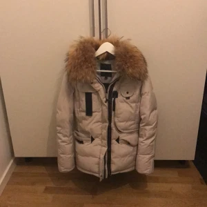  - Nu säljer jag min hollies jacka, Använd en vinter bara god skick finns i Tumba/Stockholm