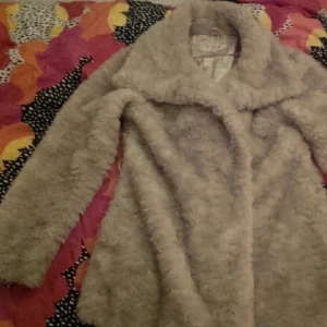  - offwhite, varm fuskpälsjacka. 
Några knappar sitter lite löst men går lätt att fixa. Därav det låga priser
Strl M
