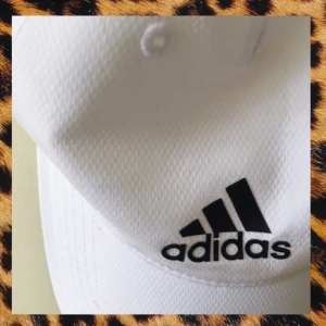  - Assnygg adidaskeps i bra skick! Gör typ alla outfits snyggare, bra grej!! :)