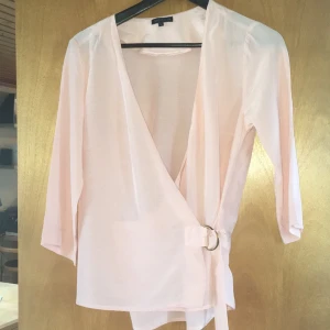  - Superfin omlottblus i storlek S från märket STOCKHLM. Endast använd en gång, så den är precis som ny!   Finns i Kungsbacka/Göteborg eller skickas (då står köparen för frakt). Betalning via swish.