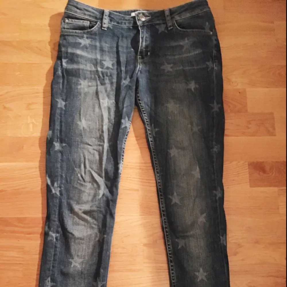Mörkblåa jeans med stjärntryck på, från Lindex. Aldrig använda! Storlek : W:29/L:32. Jeans & Byxor.
