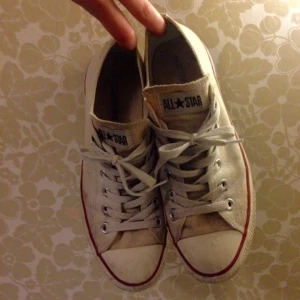  - Vita converse
Använda men inte trasiga 

100kr inklusive frakt (alternativs möras upp, då 80kr ) 