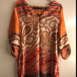  - Vacker klänning från Zara i silkigt material. Strl XL men jag har haft den som en klänning och jag är en s/m. Den går ungefär till knäna och lite längre där bak, man kan även sätta ett smalt skärp i midjan och göra den lite kortare! 