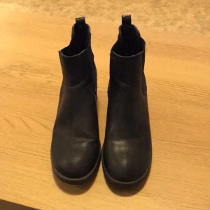  - Svarta stövlar från DinSko.