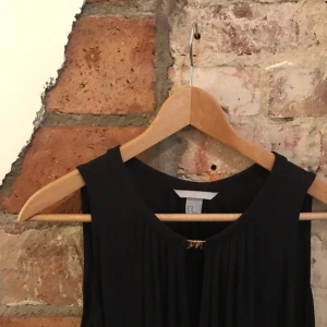  - Top från HM, öppen mellan brösten och det lilla guldspännet går att öppna, storlek M men jag tyckte den satt bättre på en S, beror lite på vad gud gav dig så att säga! Mysigt tyg, som alltid hänger likadant! 
