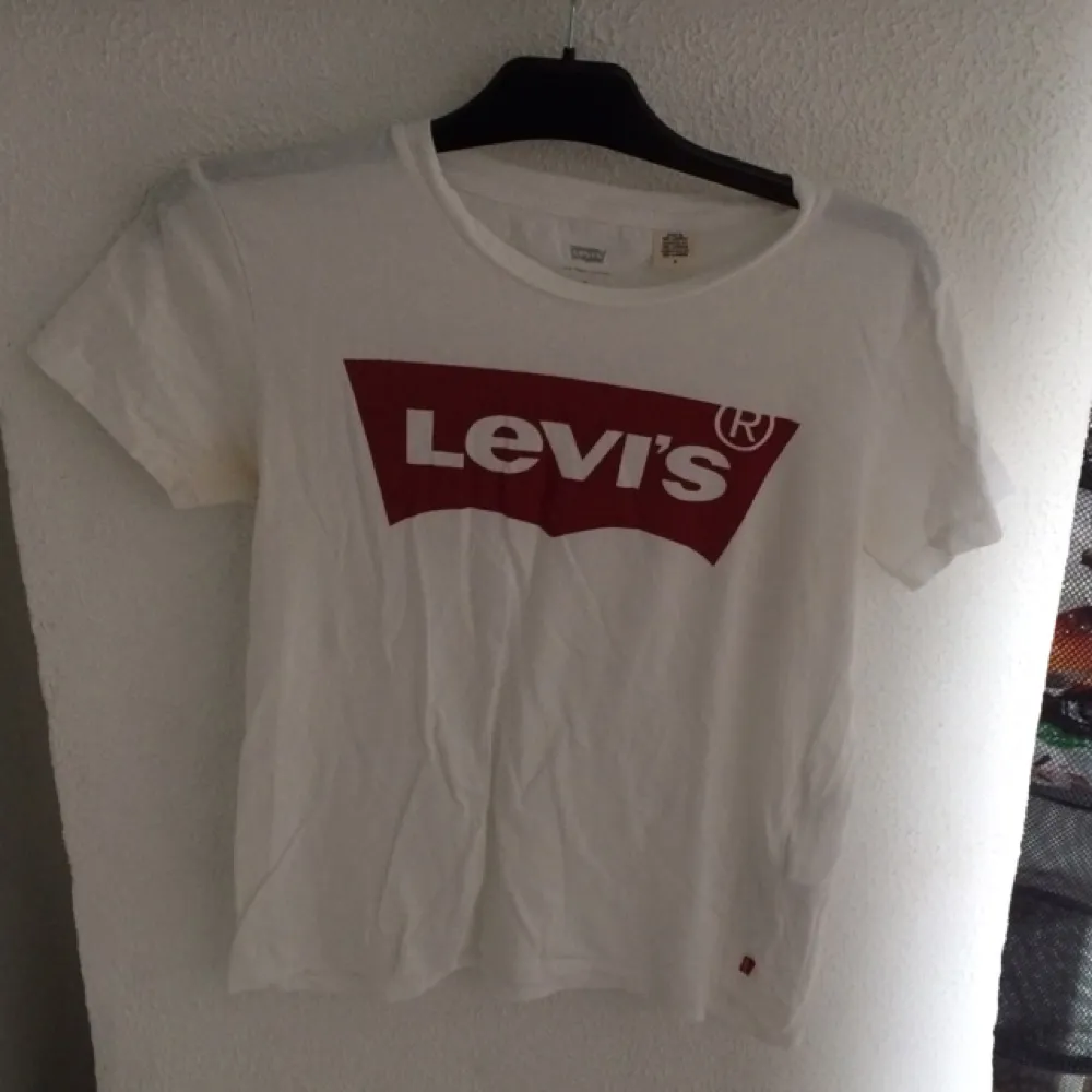 Äkta Levi's T-shirt, storlek M men är lite liten i storleken. Använd få tal gånger 🙌🏼. T-shirts.