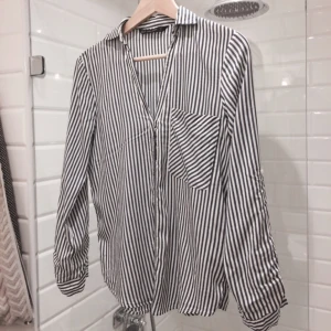  - Skjorta från zara, tunnt härligt material, perfekt för sommardagar. Gråblåa ränder på vit bakgrund