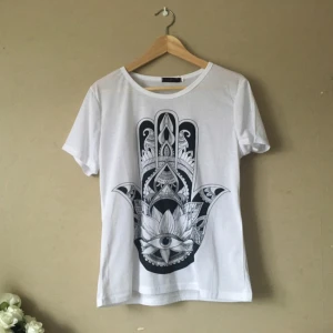  - Vit t-shirt med tryck. Storleken säger XL, men jag som normal M kan använda den som en oversize-tisha.

Frakt tillkommer, tar swish!