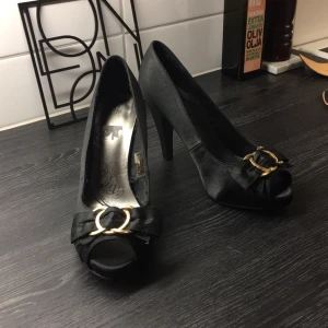  - Helt nya från skopunkten storlek 37