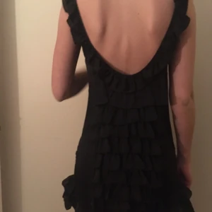  - Kort svart klänning från Mango. Normal i storleken. 