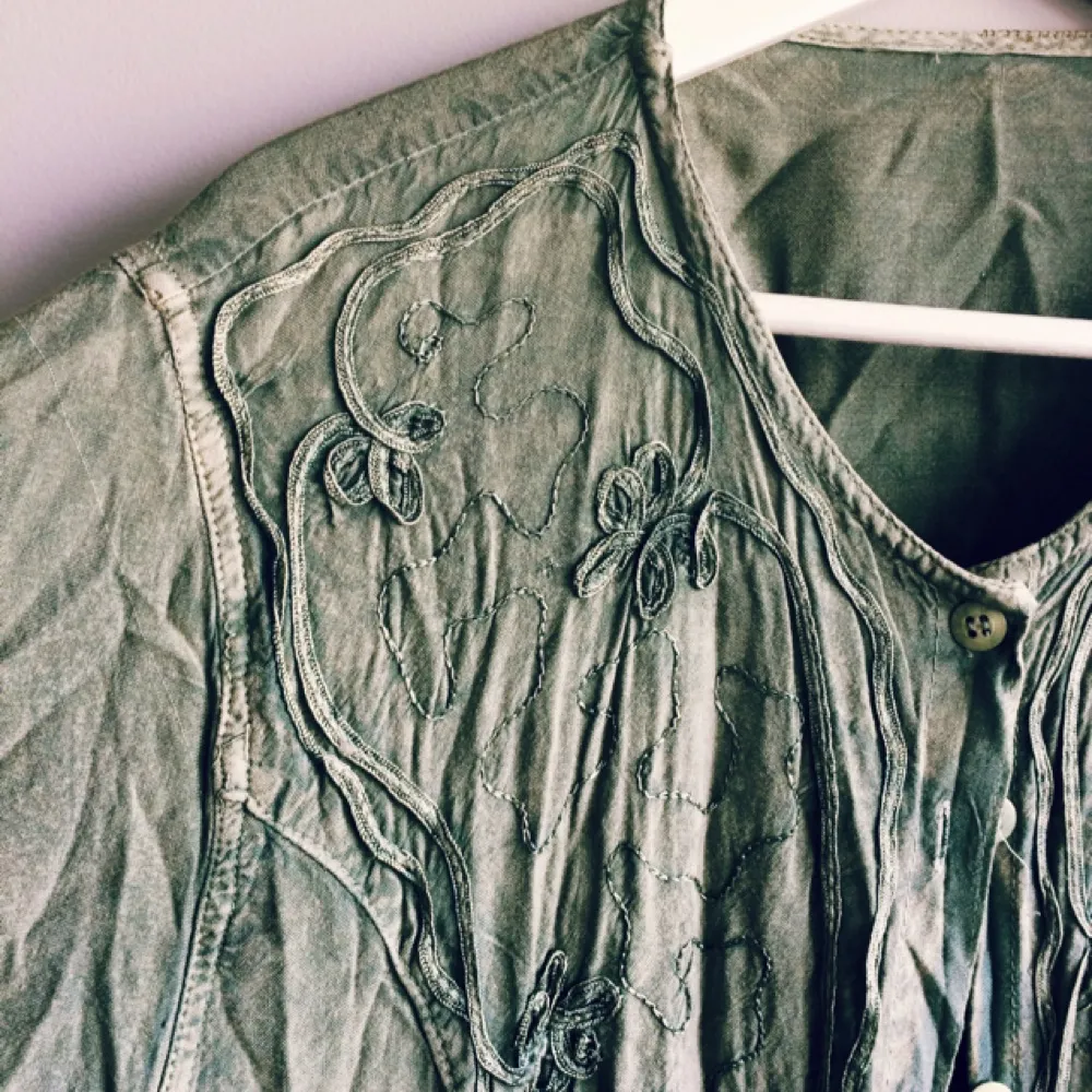 Hur cool som helst i en fin grön färg, sparsamt använd! 🍂. Tröjor & Koftor.