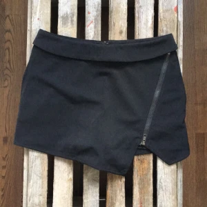  - Snygga shorts/kjol med fickor vid sidorna!