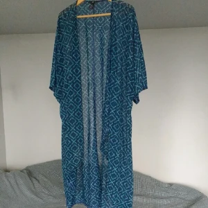  - Mönstrad transparent kaftan i fint skick! Kan skickas eller avhämtas i Göteborg!