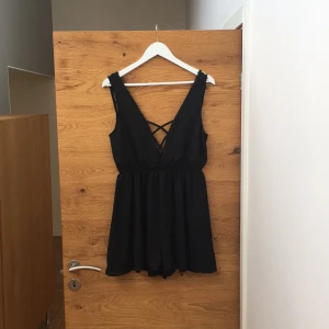  - Supersnygg svart byxdress från Australien, aldrig använd med prislapp kvar!