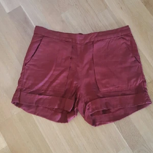  - Roströda shorts i strl M. Stora fickor fram och knäppning med dragkedja bak. Möts gärna i Göteborg annars skickas den där köparen står för fraktkostnad.