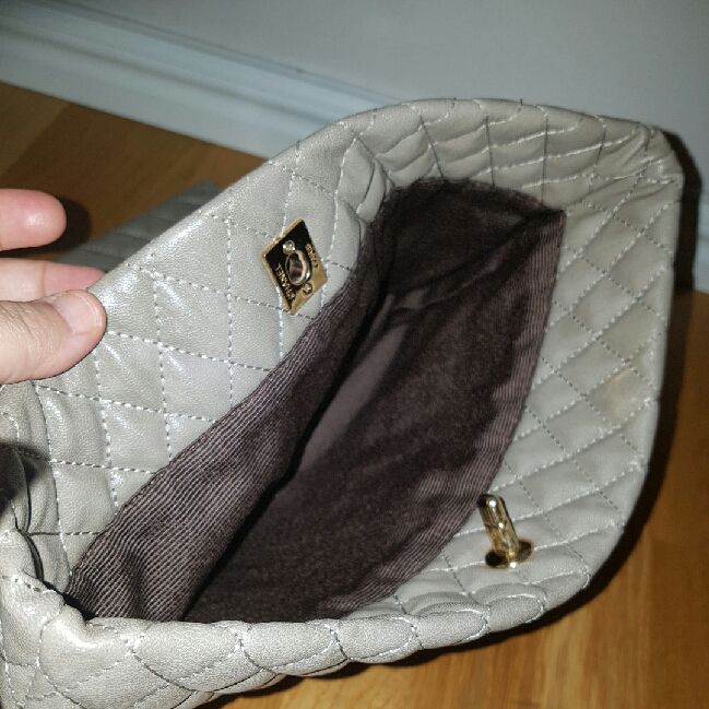 Säljer en super fint och märkte Chanel väskan, Ej äkta , kopia A+, lika 100% som äkta , färgen grå ,medium på storleken, fått som present från min vän ,gott som aldrig använd och är i perfekt skick. Säljes på grund av platsbrist .Perfekt som julklapp till mor, syster eller kanske dig själv.
. Väskor.