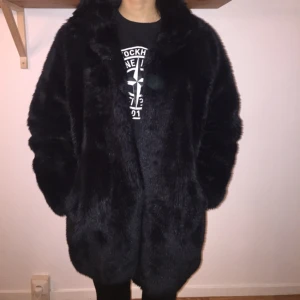  - Svart fusk päls från monki
Storlek M 
Ny pris: 800:-
Nu: 300 kr:-