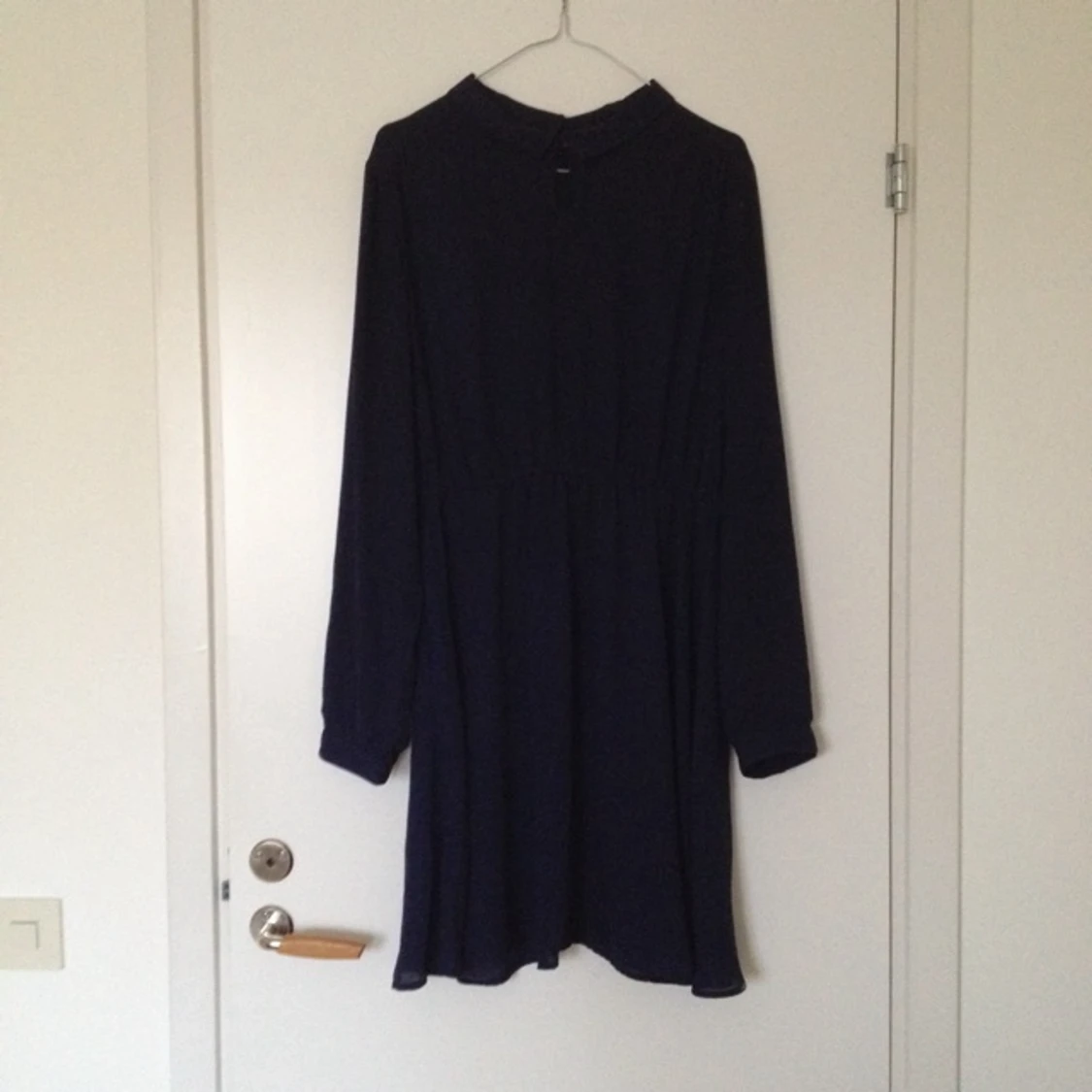 Mörkblå knä-lång klänning från monki, bra skick!  - 1382786973