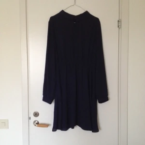 Mörkblå knä-lång klänning från monki, bra skick!  - Mörkblå knä-lång klänning från monki, bra skick! 