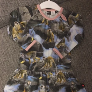  - Molo klänning apor 
Stl 80
Skick - använd 2 gånger så inget anmärka .
Jättefint print placering på apor.
