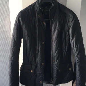  - Svart Barbour jacka, ganska tunn. I bra skick. 