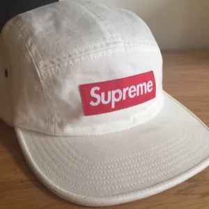  - Supreme keps som jag säljer pga aldrig använder den. Använt kanske 3 gånger totalt. 