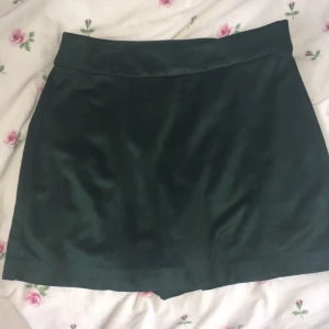  - smaragd grön kjol/byxa från Zara. Använd några gånger i somras och är i jätte fint skick Frakt tillkommer :) 