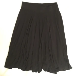  - Svart enkel kjol som är perfekt för våren!  Strlk S men jag upplever den lite för stor, så M passar nog bättre. Pga detta är den helt oanvänd 😢Jättesynd att den inte kommer till användning så nu har jag valt att sälja den ✨