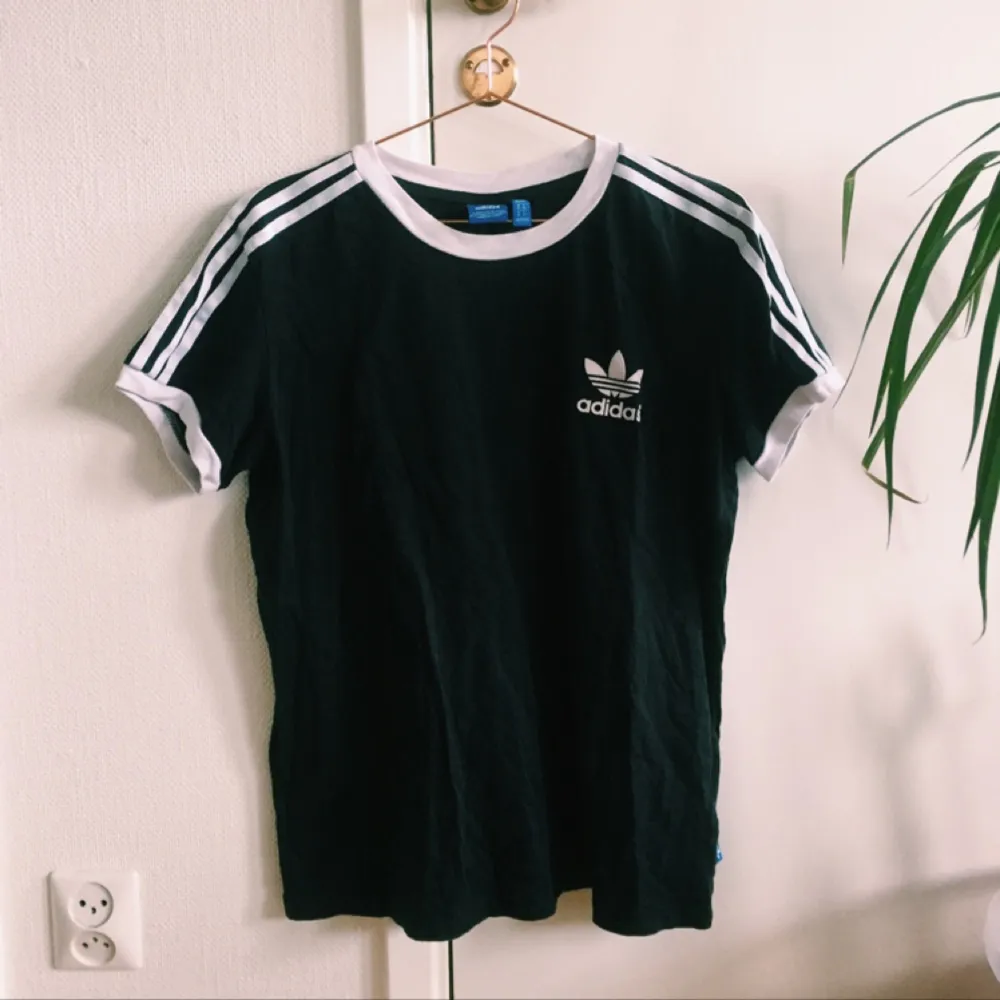 Adidas i bra skick, köparen står för frakten. T-shirts.