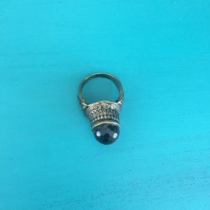  - Två coola ringar! Den silvriga är av den lite större modellen (halvfingers ring) ✨