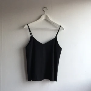 - Svart topp från Nly Trend 