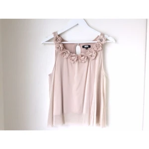  - Jättefin blus från bikbok med fina detaljer
Sparsamt använd 
Storlek M men passar mig som är en XS-S
Hör av dig för fler bilder eller frågor 