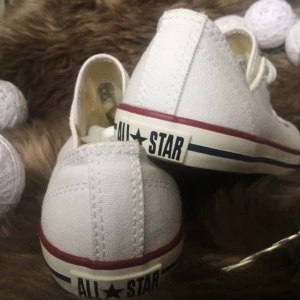  - CONVERSE - ALDRIG ANVÄNDA - ENDAST PROVADE 2GGR INOMHUS  Säljer då de är för stora för mig. Köpta för 530kr på Cinderella.  Denna modell av Converse är svåra att få tag i! Sulan är nättare och mer feminin än på den klassiska sneakern, riktigt snyggt!   Kan levereras i originalkartongen om så önskas. 