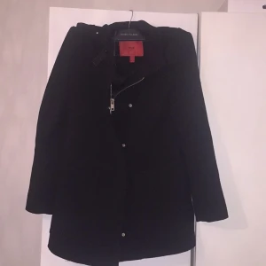  - Svart kappa från mango