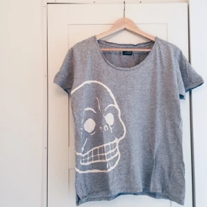  - Oversize tisha från cheap monday! 