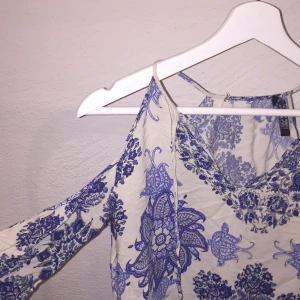  - Blus från Zara! Men "öppna" axlar ☺️
Hör av dig vid frågor ☺️