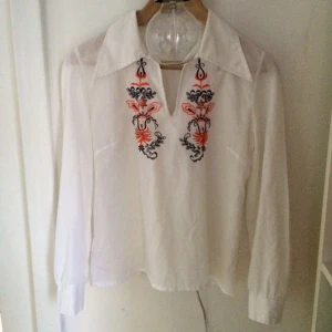  - Blus från Beyond retro med brodyr. Storlek S. 