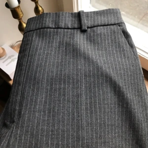  - Gråa kostymbyxor från Mango. Inköpspris 500:- aldrig använda! Färgen visas bäst på bild 1 och 2. 