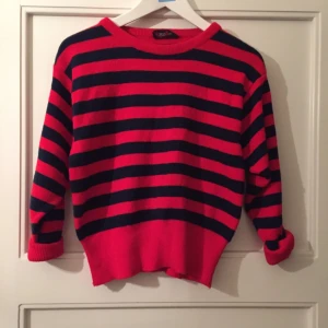  - Randig stickad tröja köpt på beyond retro. Väldigt snygg modell. OBS, ränderna är mörkblå och inte svarta som det ser ut som på bilden.