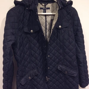  - Gant jacka
Str S

Nypris 1700kr
Mitt pris 900kr