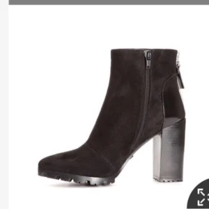  - Stövletter från Scorett inköpta våren 2016. Dragkedjan på ena stöveln går inte att dra upp men den fyller ingen funktion utan bara som design. Fina skor! Från Scorett märket tiamo - Kendall

Nypris idag 699 kr
Storlek 37