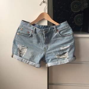 Fräscha jeansshorts från Monki! 🌑 Måste tyvärr sälja eftersom shortsen inte passar mig längre. 