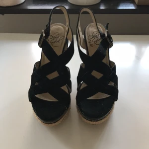  - Flätade klackar i storlek 38. Knappt använda. 