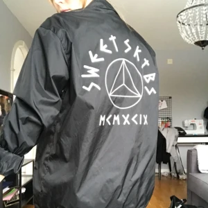  - Tunn ”sport”jacka från sweet sktbs. Använd fåtal gånger. Möts upp i Stockholm annars tillkommer frakt! 