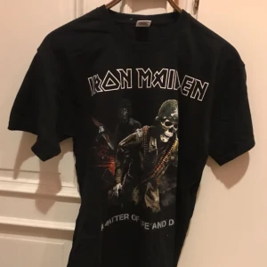  - Iron Maiden A mattet of Life and Death Tour 2006 T-Shirt. Storlek Large. Hämtas i Uppsala eller kan skickas för 35 sek 