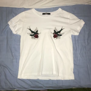  - Tshirt, vit med två tygmärken i form utav svalor på bröstet. Skönt material, passar till det mesta.   Storlek: small, är dock lite större så kanske skulle passa medium.   Hel&ren, enda ”problemet” är att svalorna känns när man har på sig tröjan.   Originalpris tror jag var 150kr.