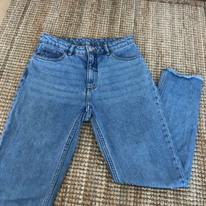  - jeans med hög midja från Monki 👖 100 % bomull, non-stretch och fransig fåll. De är i jättefint skick! Köptes för 500 kr 