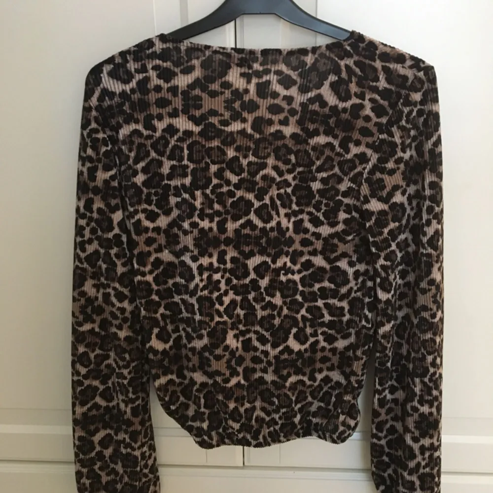 Leopardfärgad tröja från Gina tricot i stl xs. Aldrig använd, nyskick. Toppar.